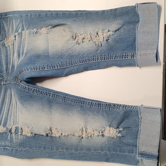 Women's capri jeans by 'Amethyst Jeans'. Size 11 - Picture 3 of 8